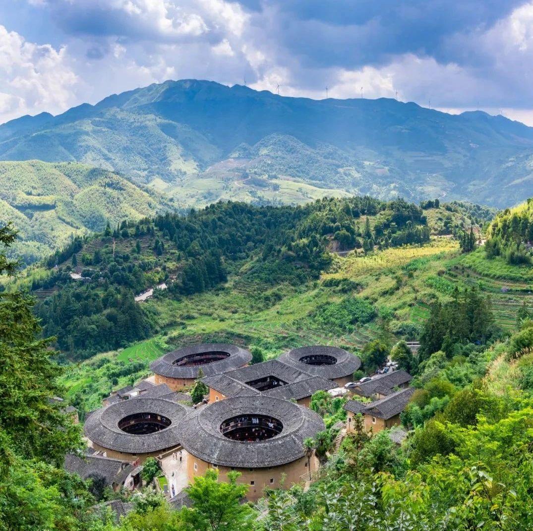 福建盛情款待，尊敬的各位来宾与朋友们